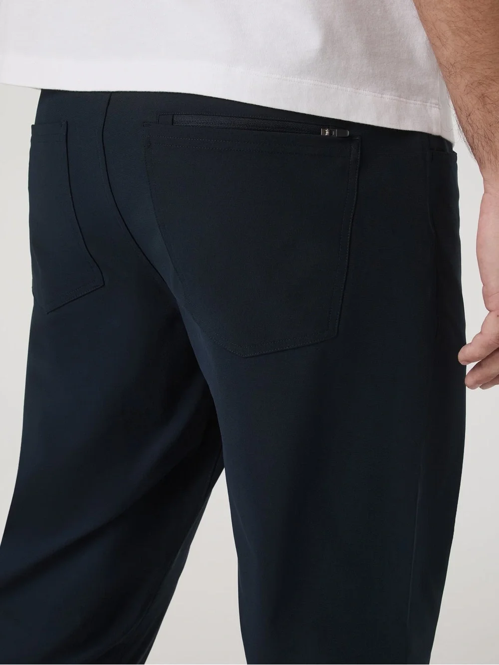 Vuori Men's Relaxed Jeans in Dark Navy